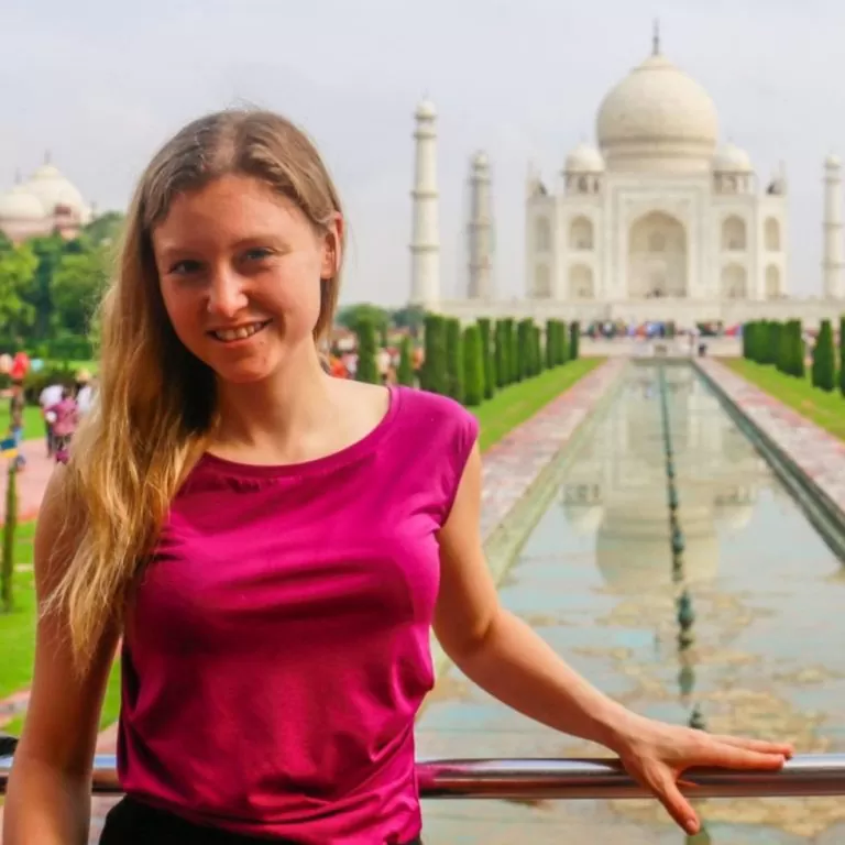 Jess Cumming posing in front of Taj Mahal